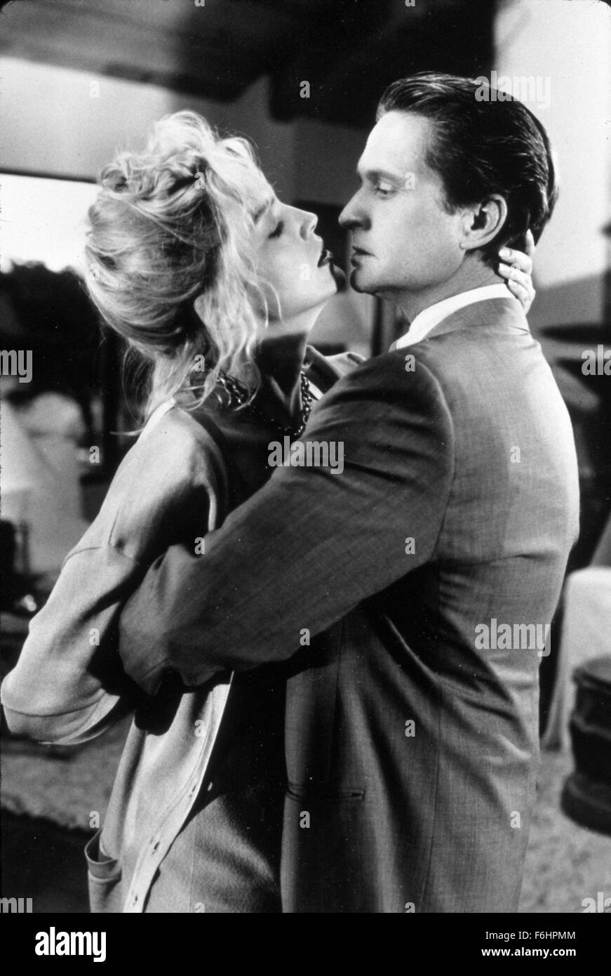 1992, Film Title: BASIC INSTINCT, Director: PAUL VERHOEVEN, Studio: TRI, Pictured: MICHAEL DOUGLAS, KISSING, ROMANCE, SHARON STONE. (Credit Image: SNAP) Stock Photo