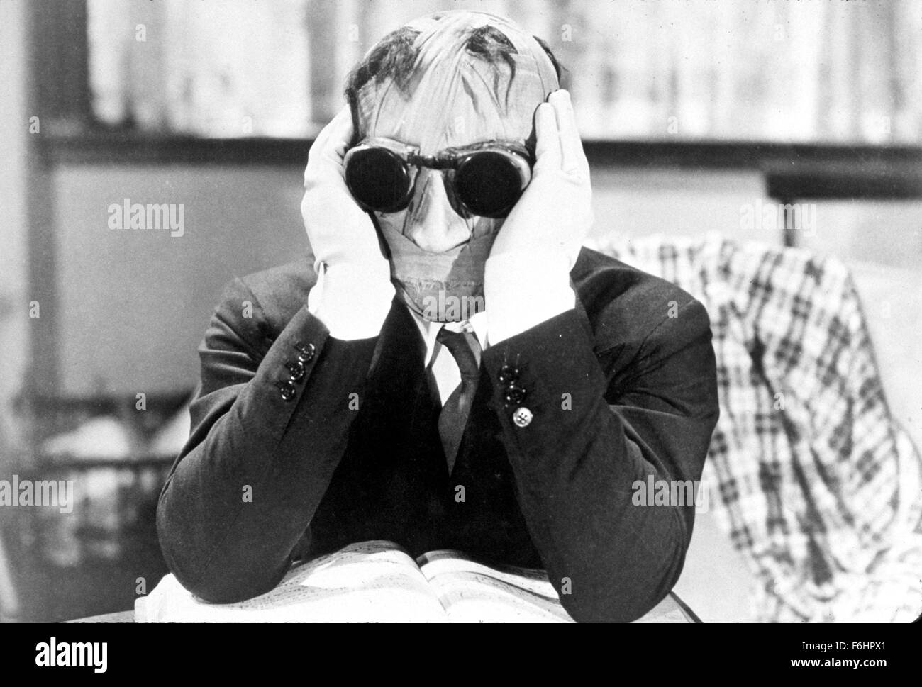 1933, Film Title: INVISIBLE MAN, Director: JAMES WHALE, Studio: UNIV, Pictured: CLAUDE RAINS, JAMES WHALE, SUNGLASSES, SUIT, BANDAGES, INJURED. (Credit Image: SNAP) Stock Photo