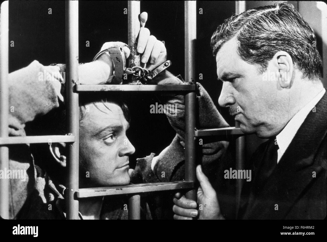 1939, Film Title: EACH DAWN I DIE, Director: WILLIAM KEIGHLEY, Studio: WARNER, Pictured: GEORGE BANCROFT, BEHIND BARS (IN JAIL), JAMES CAGNEY. (Credit Image: SNAP) Stock Photo