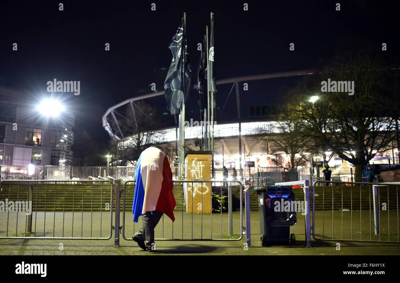 Hanover, Germany. 17th Nov, 2015.A fan outside the HDI-Arena stadium. The football match between Germany and Holland has been called off. PHOTO: OLE SPATA/DPA/Alamy Live News Stock Photo