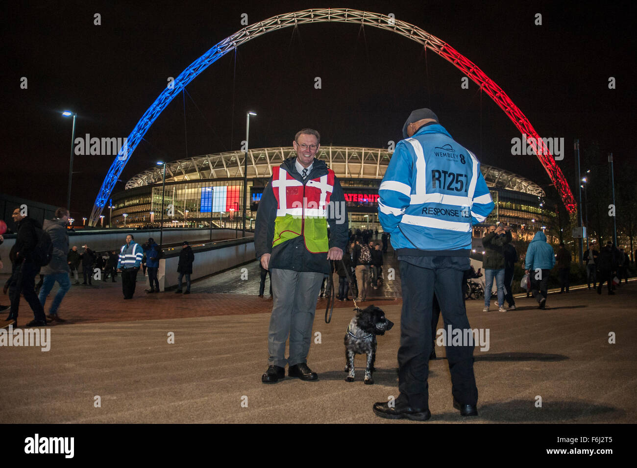 Wembley, UK. 17th Nov, 2015. Security guards with a cocker spaniel