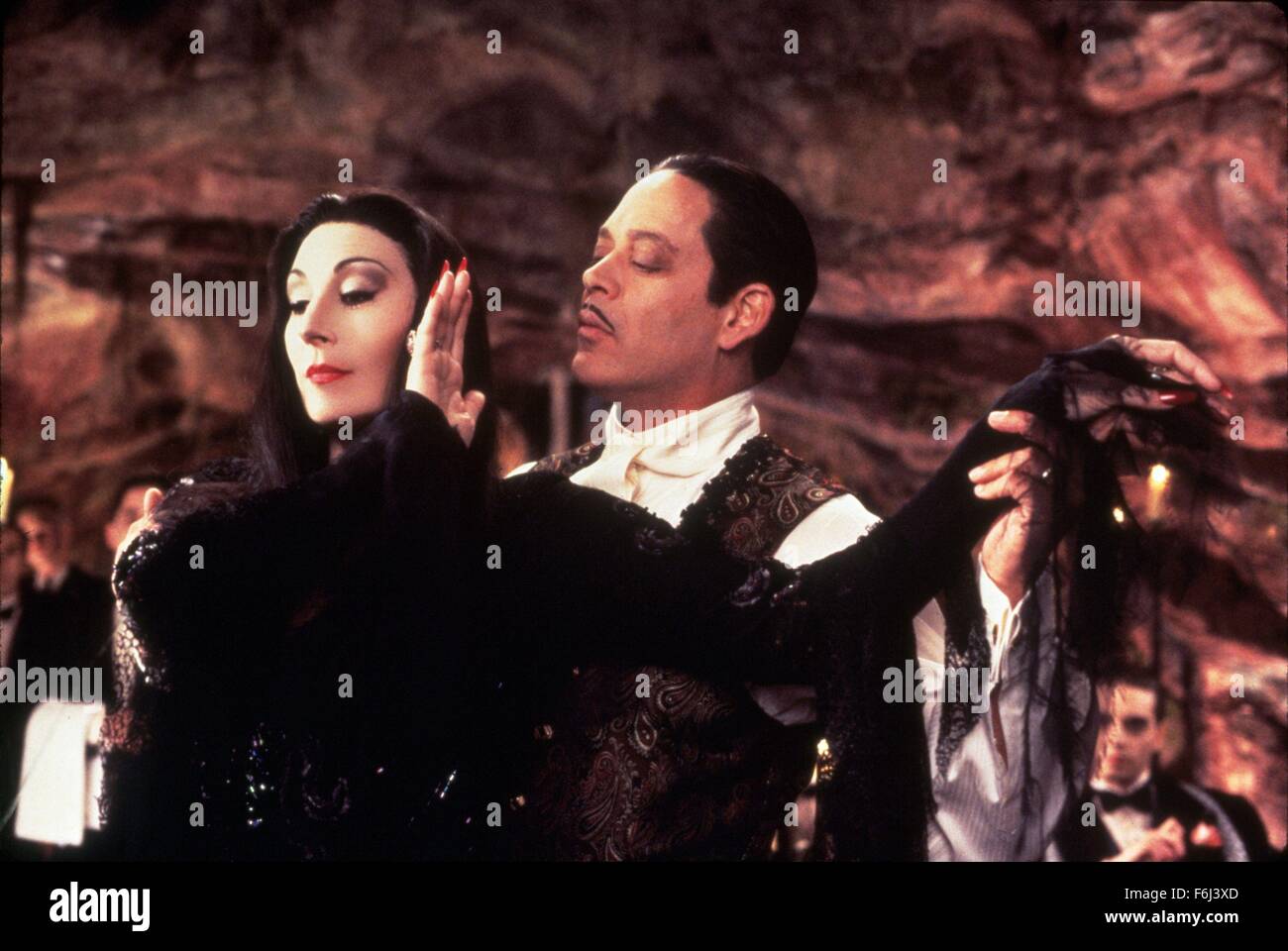 1993, Film Title: ADDAMS FAMILY VALUES, Director: BARRY SONNENFELD, Studio: PARAMOUNT, Pictured: ANJELICA HUSTON, RAUL JULIA. (Credit Image: SNAP) Stock Photo