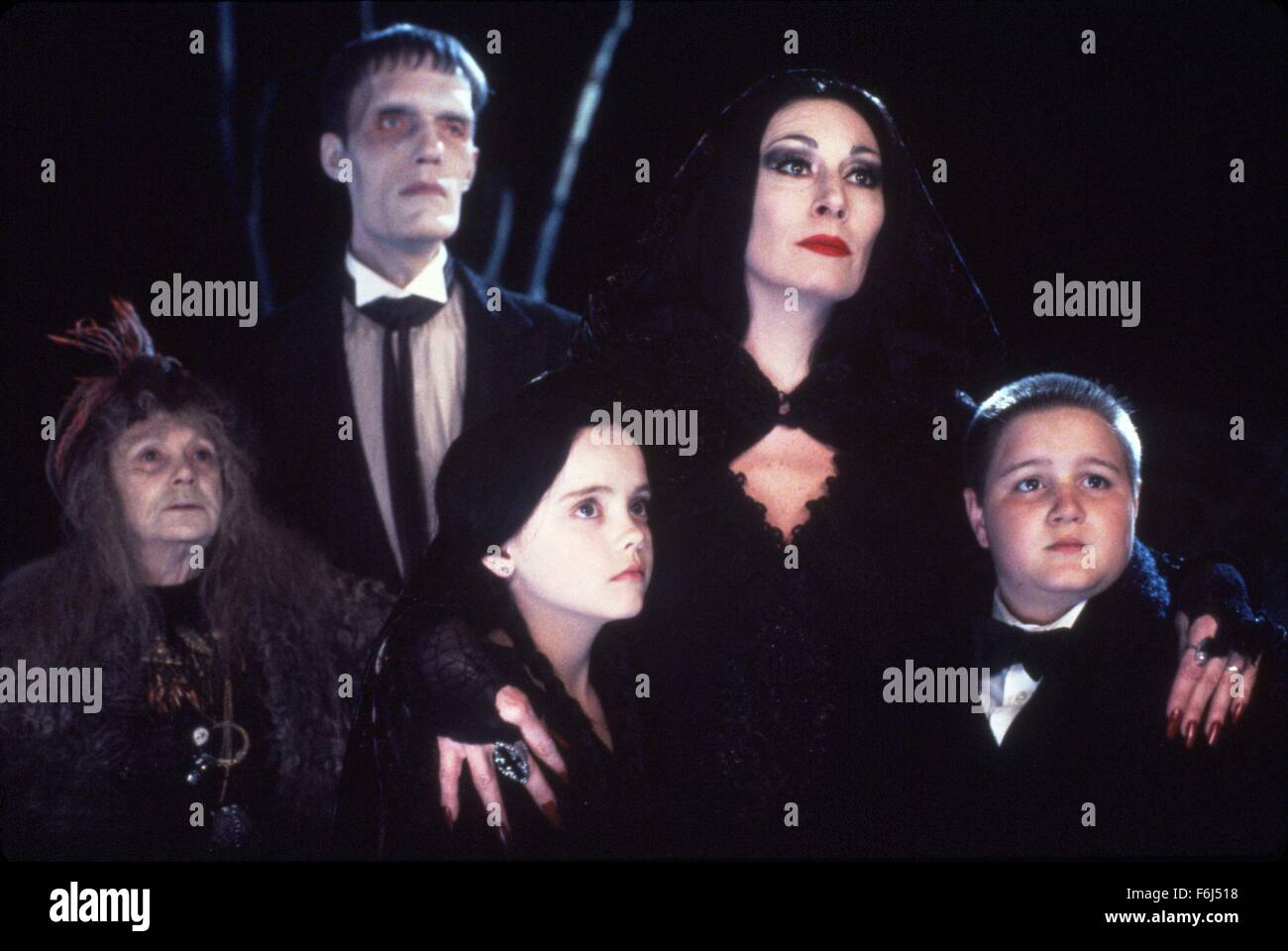 1991, Film Title: ADDAMS FAMILY, Director: BARRY SONNENFELD, Studio: ORION, Pictured: ENSEMBLE, ANJELICA HUSTON, JUDITH MALINA, CHRISTINA RICCI, BARRY SONNENFELD, CAREL STRUYCKEN. (Credit Image: SNAP) Stock Photo