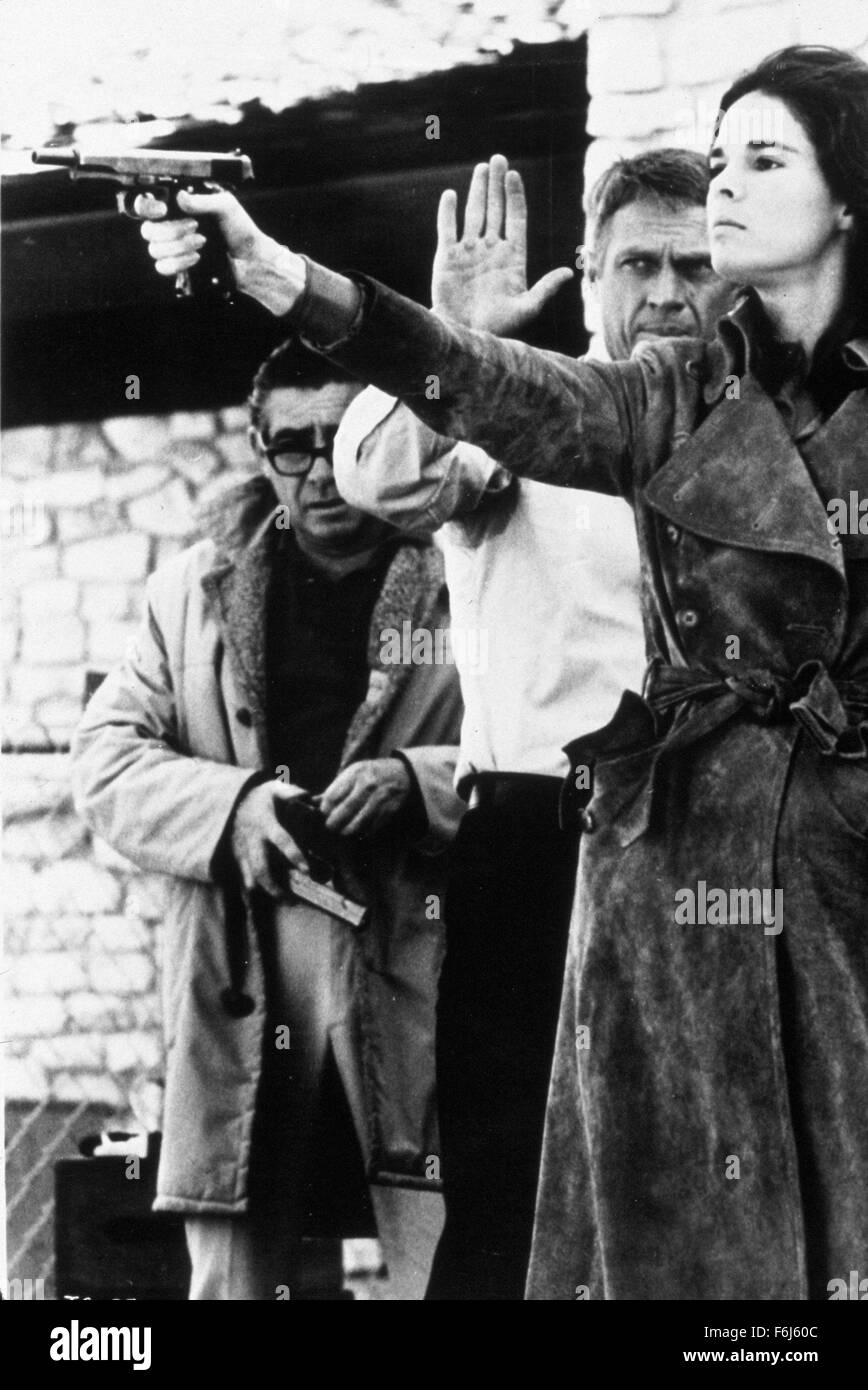 1972, Film Title: GETAWAY, Director: SAM PECKINPAH, Studio: FIRST ARTISTS, Pictured: GUN CRAZY, HAND GUN, ALI MacGRAW, SAM PECKINPAH. (Credit Image: SNAP) Stock Photo