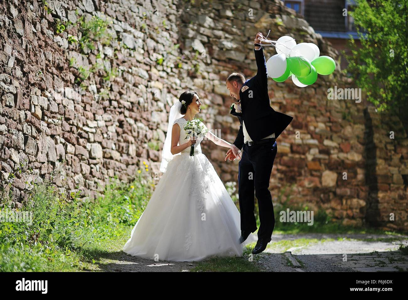 Happy wedding couple with balloons Stock Photo - Alamy