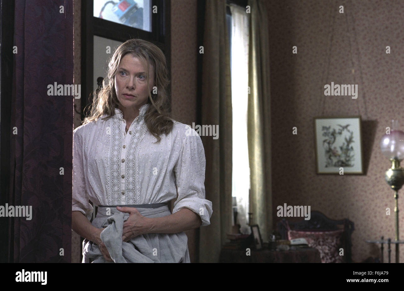 sep-15-2003-alberta-canada-actress-annette-bening-stars-as-sue