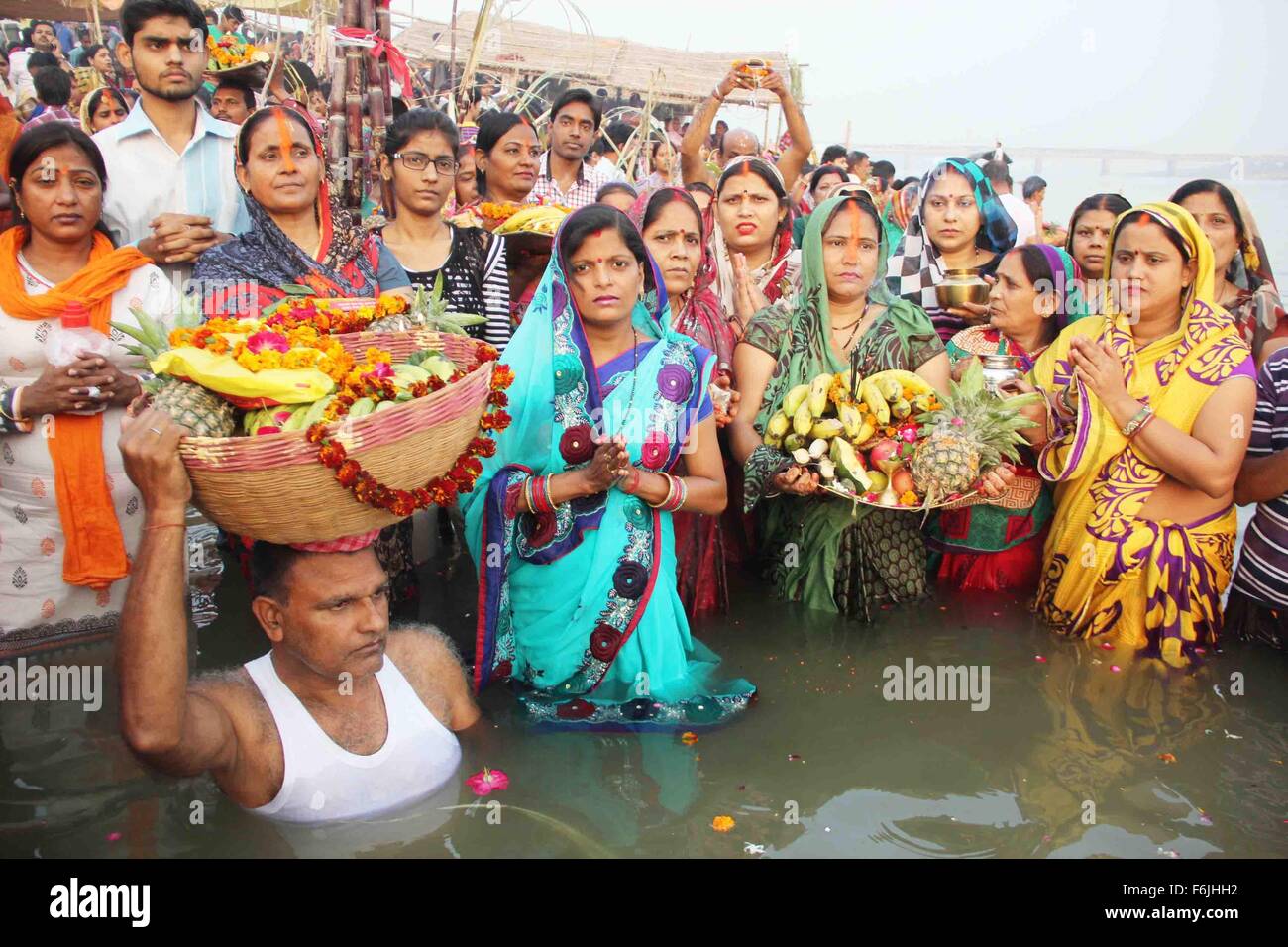 Allahabad India 17th Nov 2015 Hindu Women And Devotees Perform Rituals To God Sun During 