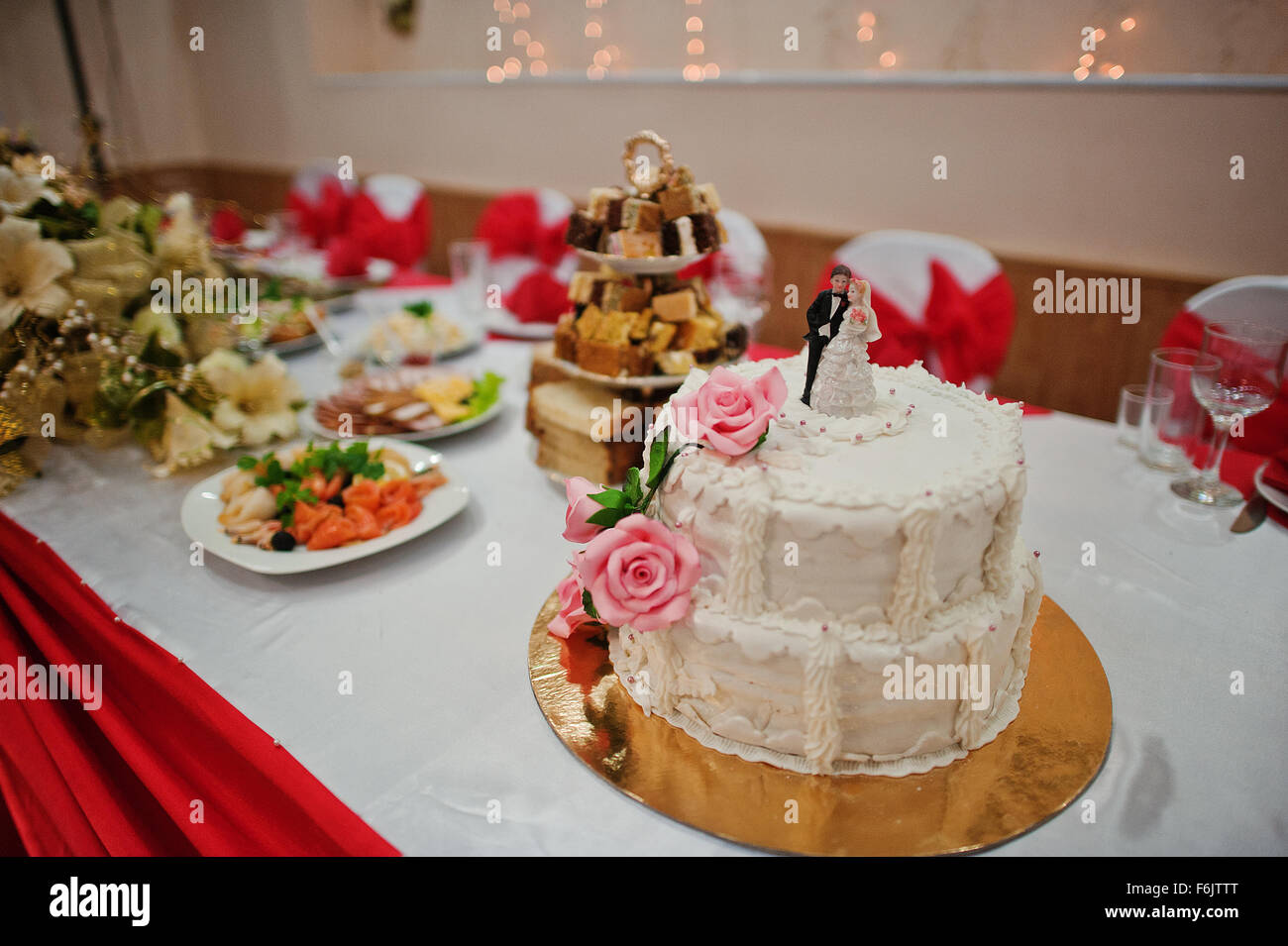 Wedding cake with figurines Stock Photo - Alamy