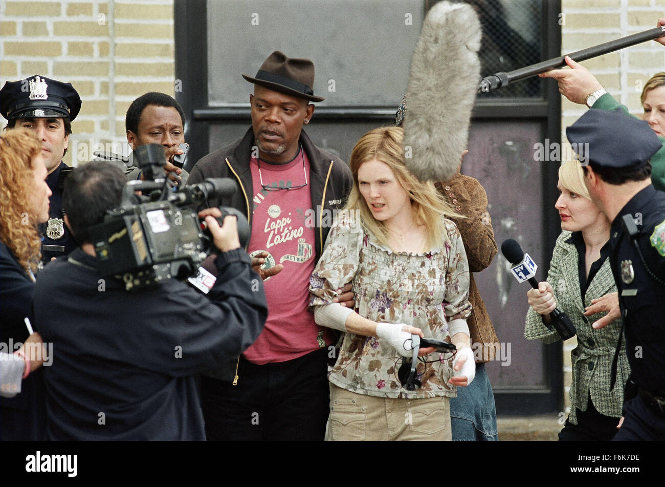 Feb 14, 2006; New York, NY, USA; SAMUEL L. JACKSON (center) as Lorenzo Council and JULIANNE MOORE (center) as Brenda Martin in the crime, drama, mystery, thriller film Freedomland directed by Joe Roth, to be released Feb. 17th, 2006. Mandatory Credit: Photo by Sony Pictures. (Ac) Copyright 2006 by Courtesy of Sony Pictures Stock Photo