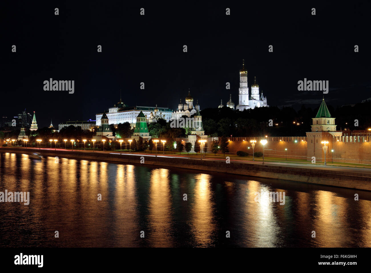 Night view of the Kremlin as viewed from the Bolshoy Moskvoretsky Bridge above the Moskva River in Moscow, Russia. Stock Photo