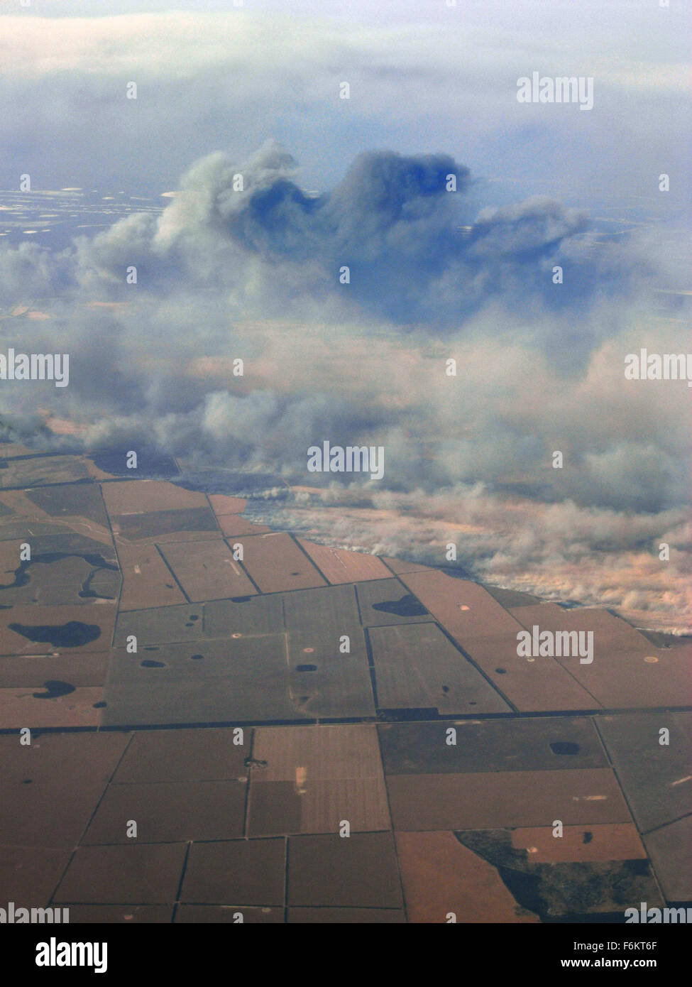 Esperance, Western Australia. 17th Nov, 2015. Aerial view of wildfires burning out of control through agricultural lands and conservation estate in Esperance Shire, on the southern coast of Western Australia. The fires started from lightning strikes and are confirmed to have caused at least four human fatalities so far. Credit:  Suzanne Long/Alamy Live News Stock Photo