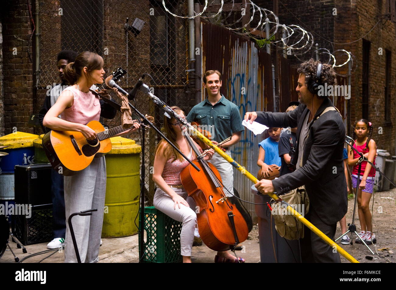 RELEASE DATE: July 4, 2014 TITLE: Begin Again STUDIO: Weinstein Company DIRECTOR: John Carney PLOT: A dejected music business executive forms a bond with a young singer-songwriter new to Manhattan PICTURED: KEIRA KNIGHTLEY as Greta and MARK RUFFALO as Dan (Credit: c Weinstein Company/Entertainment Pictures) Stock Photo