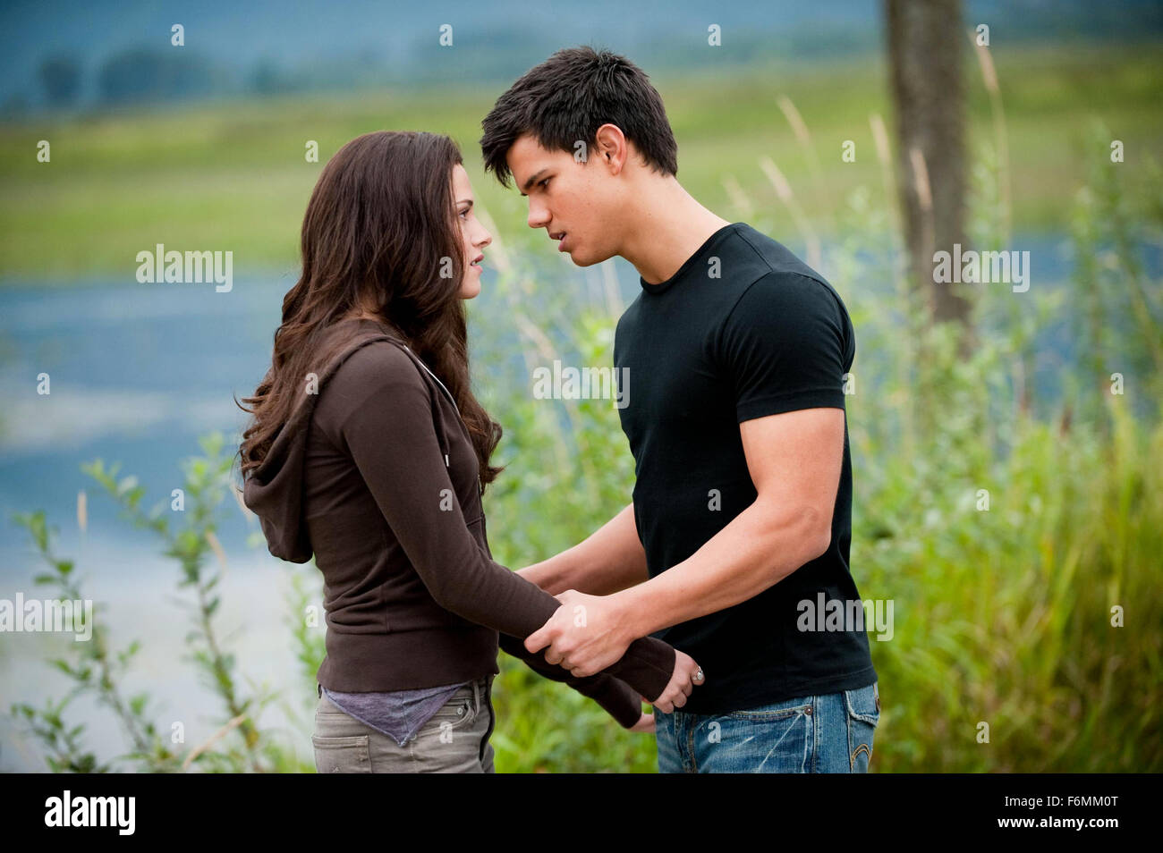 Jacob black and bella swan hi-res stock photography and images - Alamy, image size:1300x954