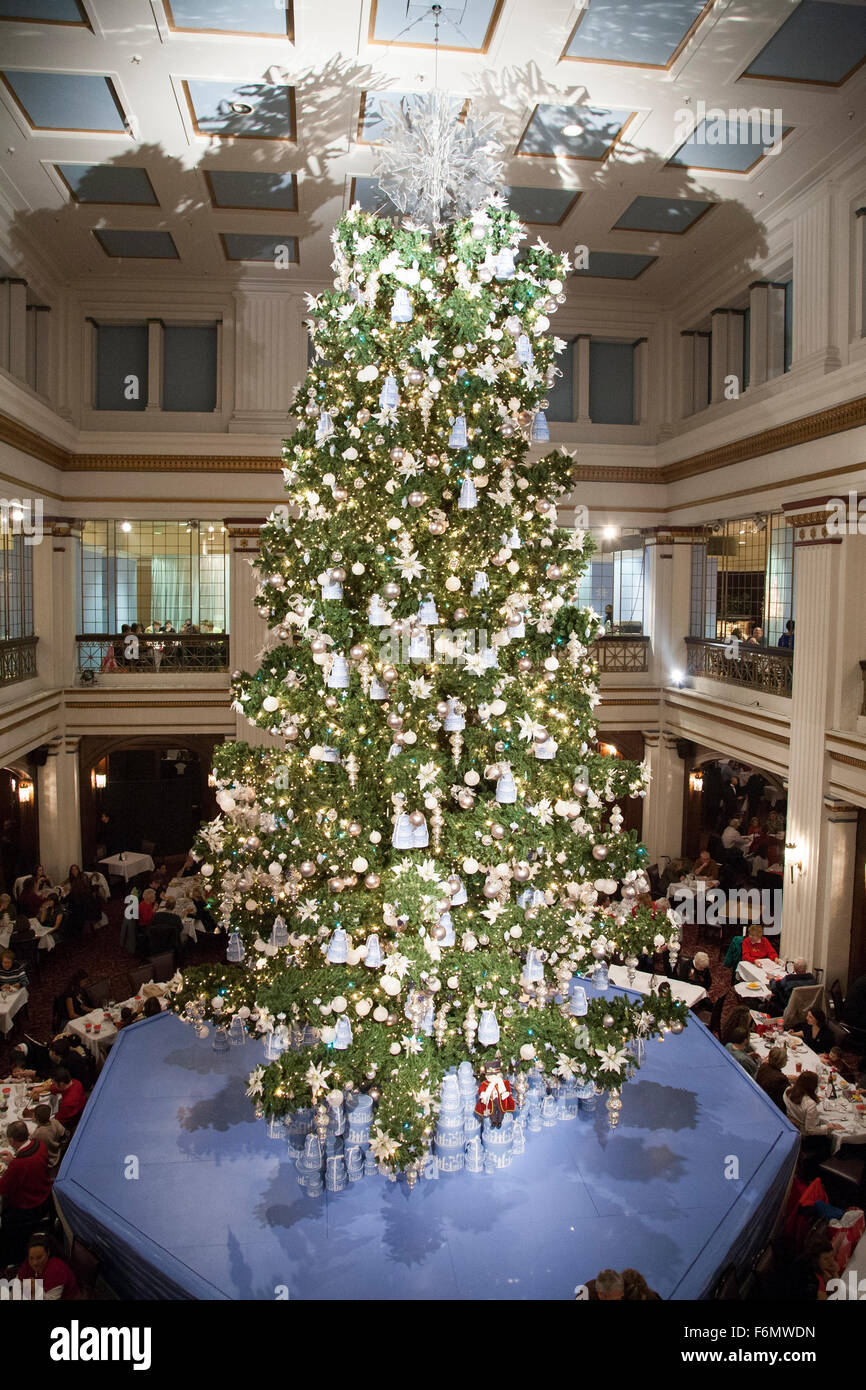 Christmas tree in the Walnut Room, Macy's State Street Store, Chicago Stock Photo