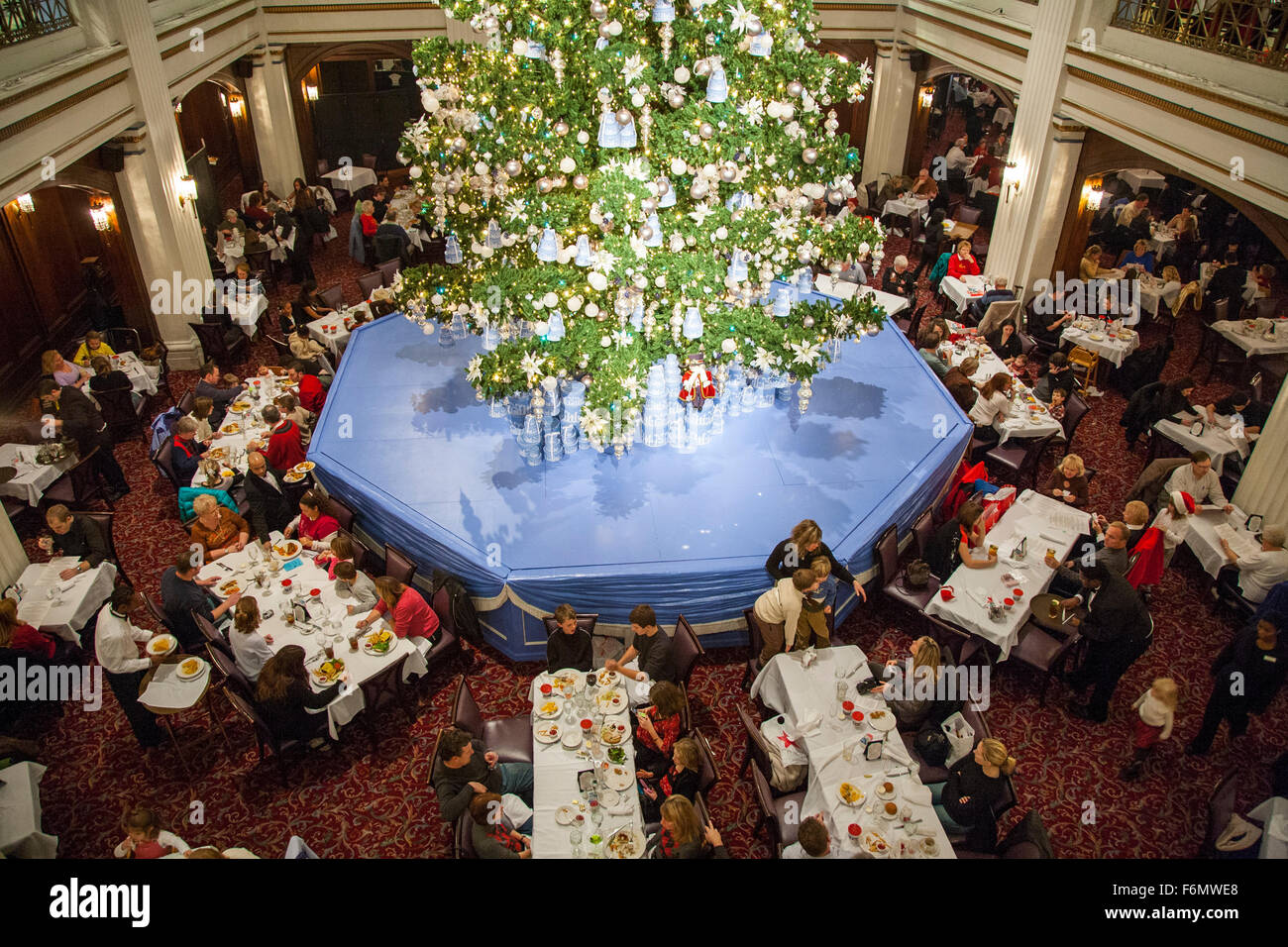 Diners around the Chrsistmas Tree. Walnut Room Macy's State Street Chicago. Stock Photo