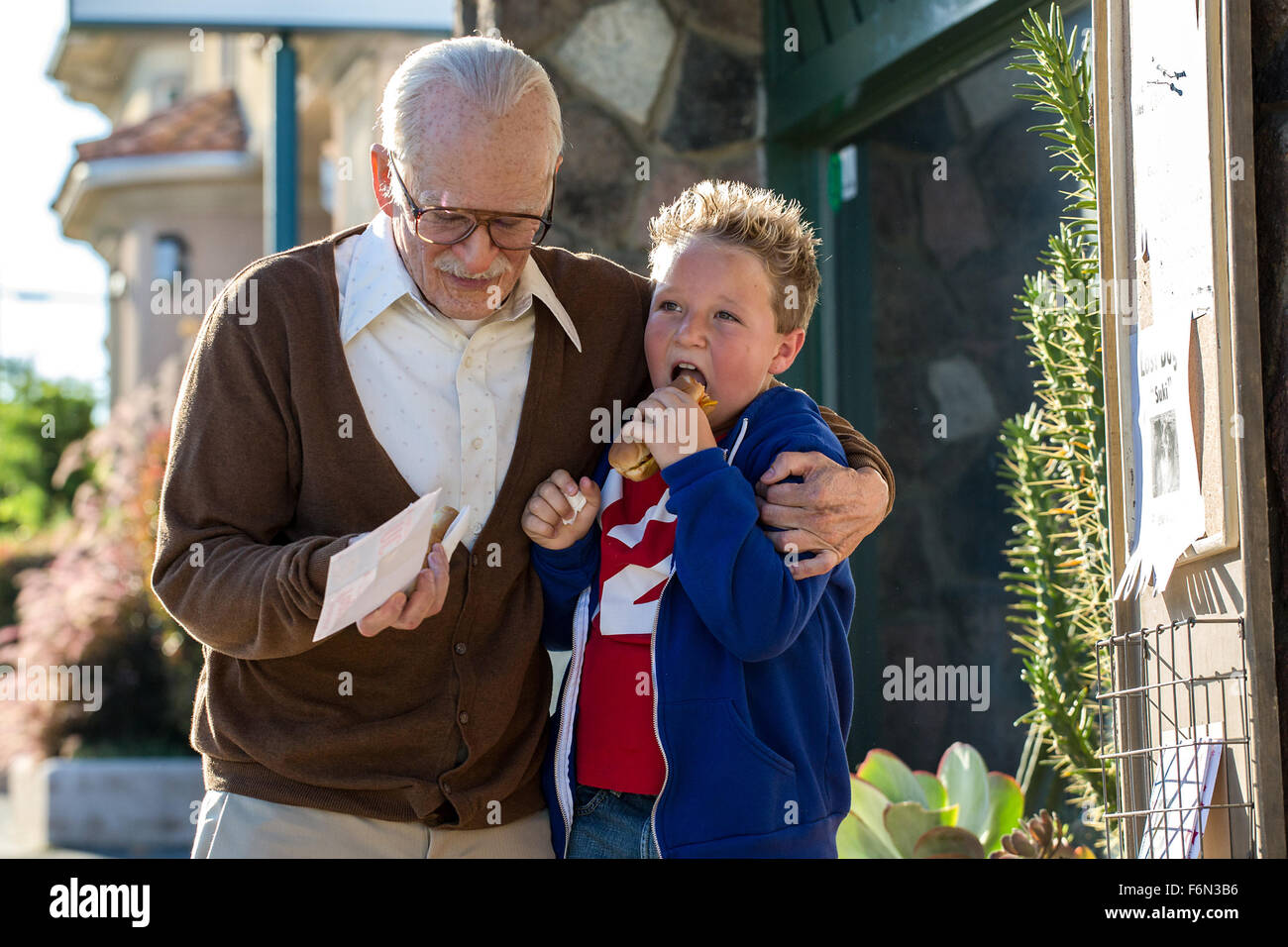 RELEASE DATE: October 25, 2013 TITLE: Jackass Presents: Bad Grandpa STUDIO: Paramount Pictures MTV Films DIRECTOR: Jeff Tremaine PLOT: 86-year-old Irving Zisman takes a trip from Nebraska to North Carolina to take his 8 year-old grandson, Billy, back to his real father PICTURED: JOHNNY KNOXVILLE as Irving Zisman and JACKSON NICOLL as Billy (Credit: c Paramount Pictures/Entertainment Pictures) Stock Photo