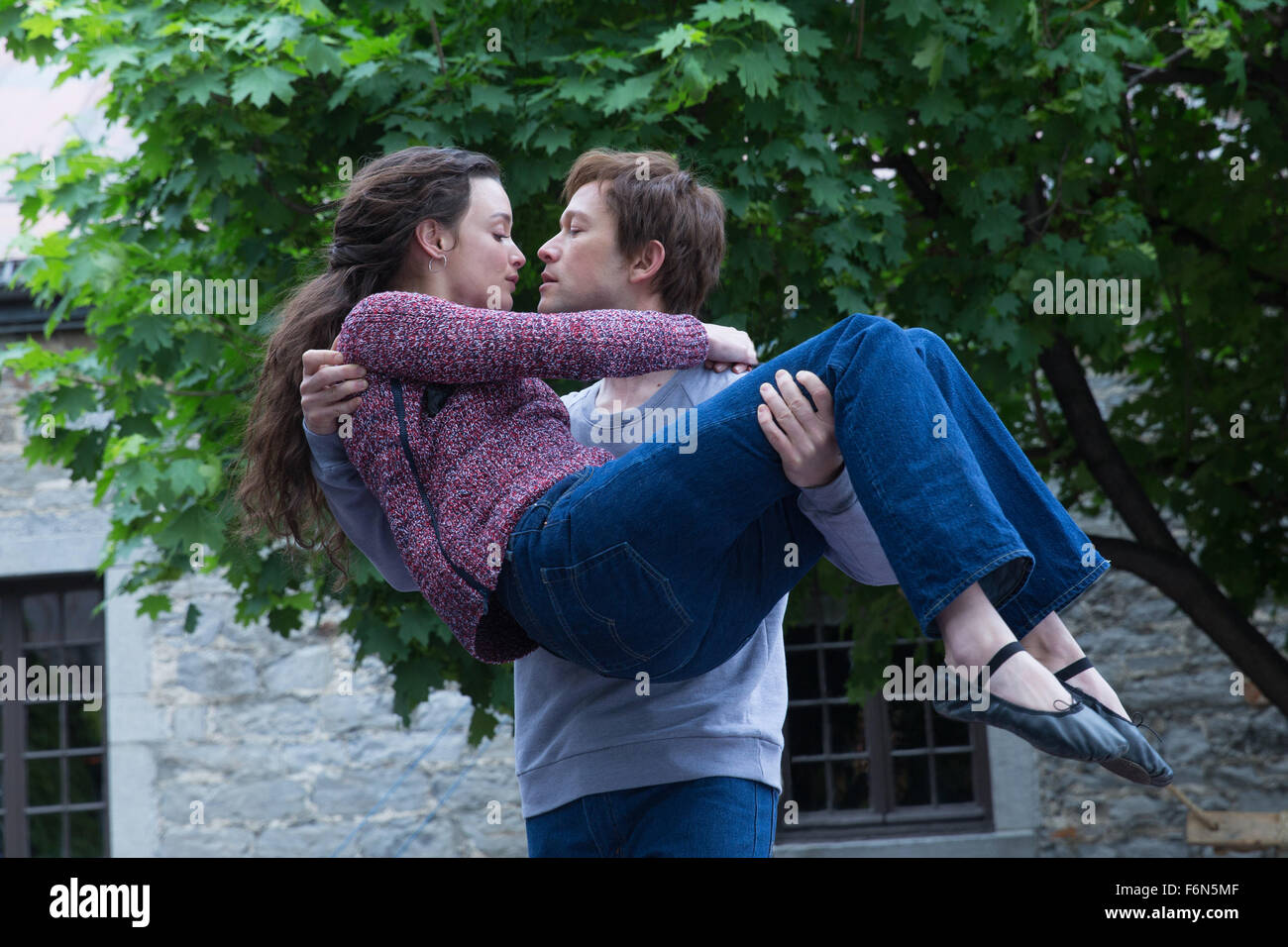 RELEASE DATE: October 2, 2015 TITLE: The Walk STUDIO: Sony Pictures DIRECTOR: Robert Zemeckis PLOT: Story of French high-wire artist Philippe Petit's 1974 attempt to cross the Twin Towers of World Trade Center PICTURED: CHARLOTTE LE BON, JOSEPH GORDON-LEVITT as Philippe Petit (Credit: c Sony Pictures/Entertainment Pictures) Stock Photo