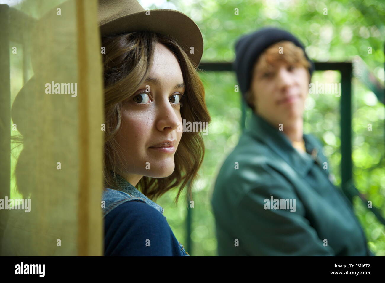 RELEASE DATE: June 12, 2015 TITLE: Me and Earl and The Dying Girl STUDIO: Fox Searchlight Pictures DIRECTOR: Alfonso Gomez-Rejon PLOT: High schooler Greg, who spends most of his time making parodies of classic movies with his co-worker Earl, finds his outlook forever altered after befriending a classmate who has just been diagnosed with cancer PICTURED: OLIVIA COOKE as Rachel, THOMAS MANN as Greg (Credit: c Fox Searchlight Pictures/Entertainment Pictures) Stock Photo