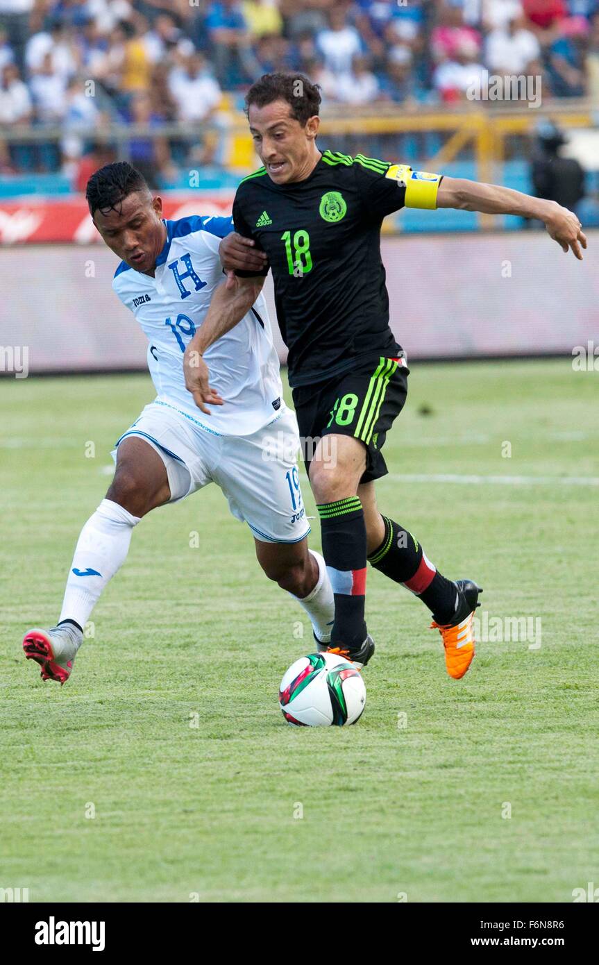 San Pedro Sula, Honduras. 17th Nov, 2015. Mexico's Andres Guardado (R) vies with Honduras' Luis Garrido during a Group A football match in round 4 of the 2018 FIFA World Cup qualification preliminaries against Honduras in San Pedro Sula, Honduras, Nov. 17, 2015. Mexico won the game 2-0. Credit:  Rafael Ochoa/Xinhua/Alamy Live News Stock Photo