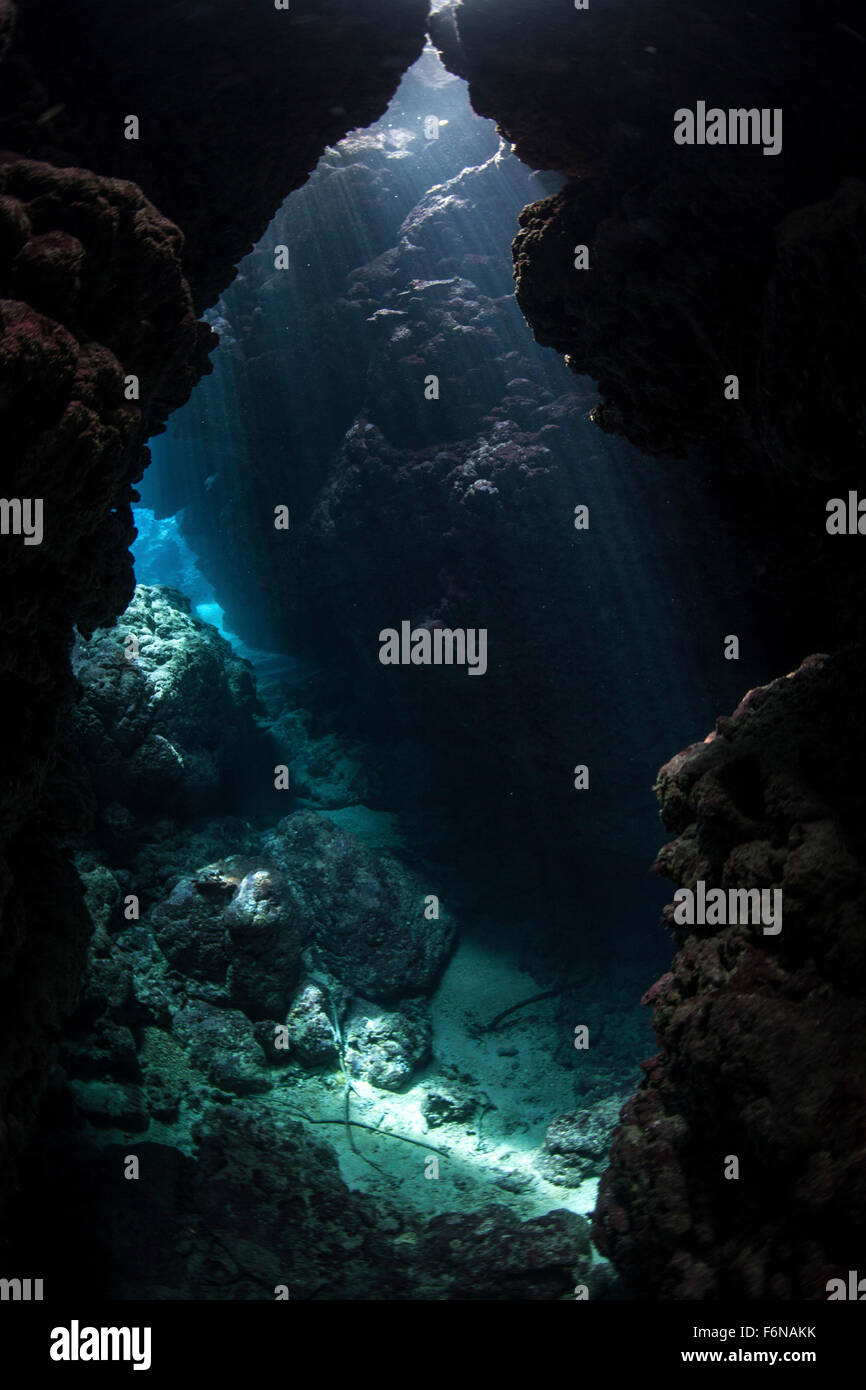 Rock submerged in sea water hi-res stock photography and images - Alamy