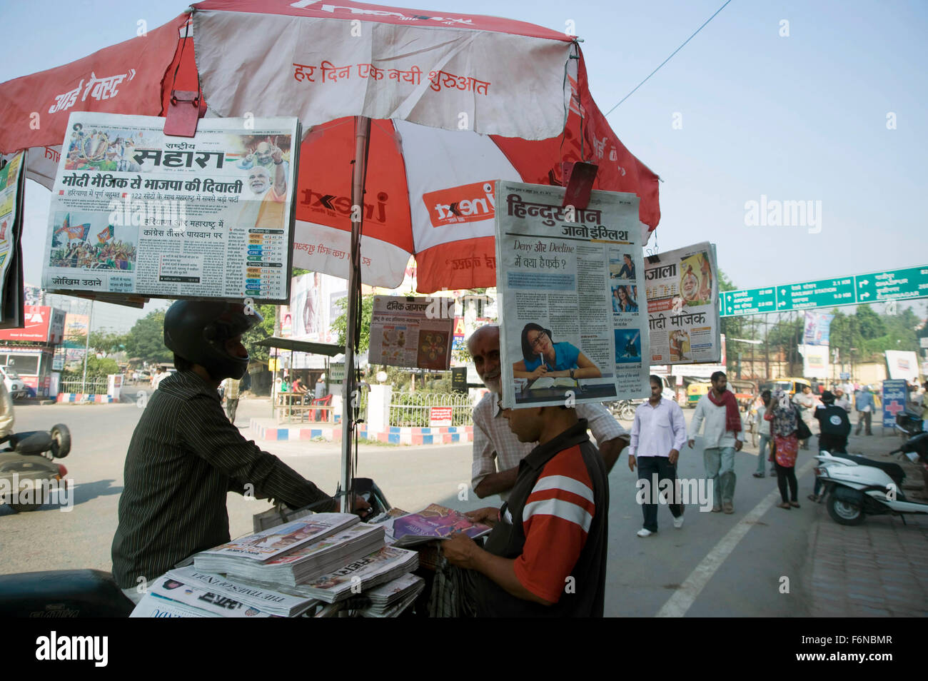 Newspaper vendor lahurabir chowk, varanasi, uttar pradesh, india, asia Stock Photo