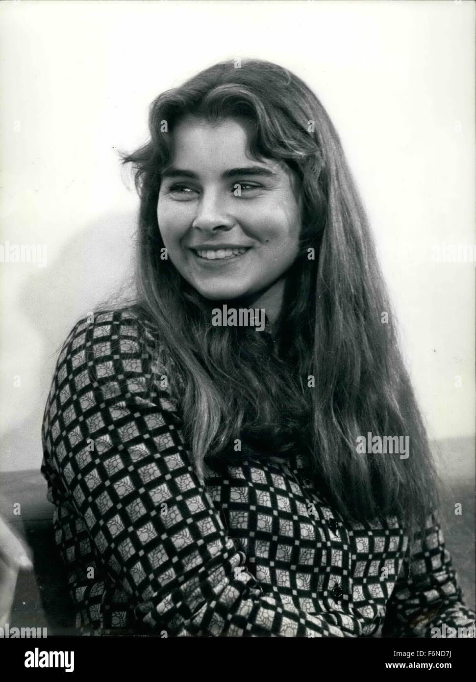 1961 - Taryn Power, second daughter of the late actor Tyrone Power and Linda Christian, has now 21 year and has celebrated the anniversary signing a favorable contract with the Argentina producer Rafael Cohen for a musical film 'Siempre triunfa el amor' (Love always triumphs)'. Her sister omina is married to an Italian singer and has two children. Picture Shows: Taryn Power very happy after the signature. © Keystone Pictures USA/ZUMAPRESS.com/Alamy Live News Stock Photo
