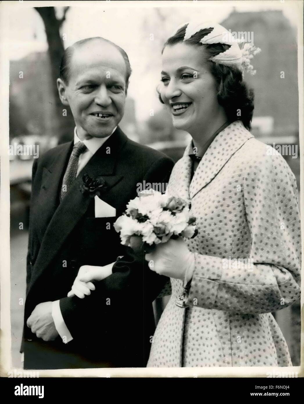 1954 - Great-great grandson of famous poet weds for third time. Ex-husband of Eva Bartok The marriage took place this morning at Chelsea Register Office of 43 year old William Wordsworth, great-great grandson of the poet, and 27 year old Gina Rothschild ex-actress daughter of a Kensington Doctor. The decree dissolving the marriage of the groom to actress Eva Bartok was made absolute recently. This is his third marriage. Keystone Photo Shows: The bride and bridegroom after the wedding this morning. © Keystone Pictures USA/ZUMAPRESS.com/Alamy Live News Stock Photo