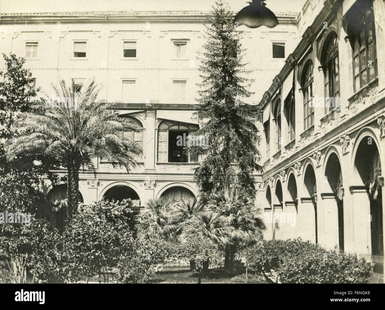 Courtyard a hi-res stock photography and images - Alamy