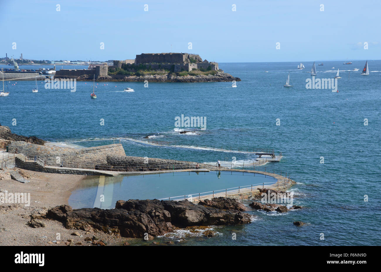 Castle Cornet Overlooking the Outdoor Swimming Pool in Havelet Bay, Guernsey, Channel Islands. Stock Photo