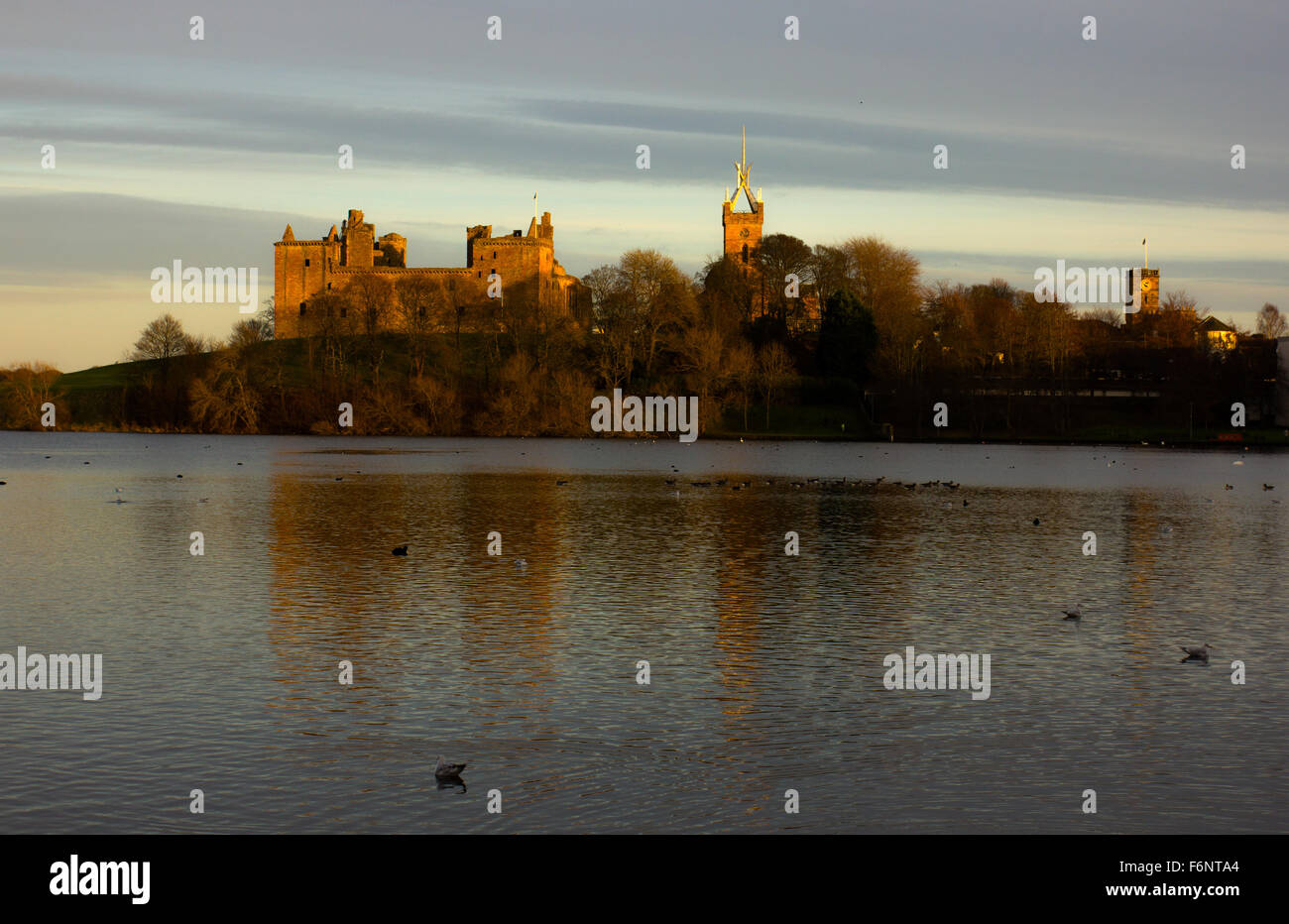 Linlithgow Palace and Loch Scotland Stock Photo