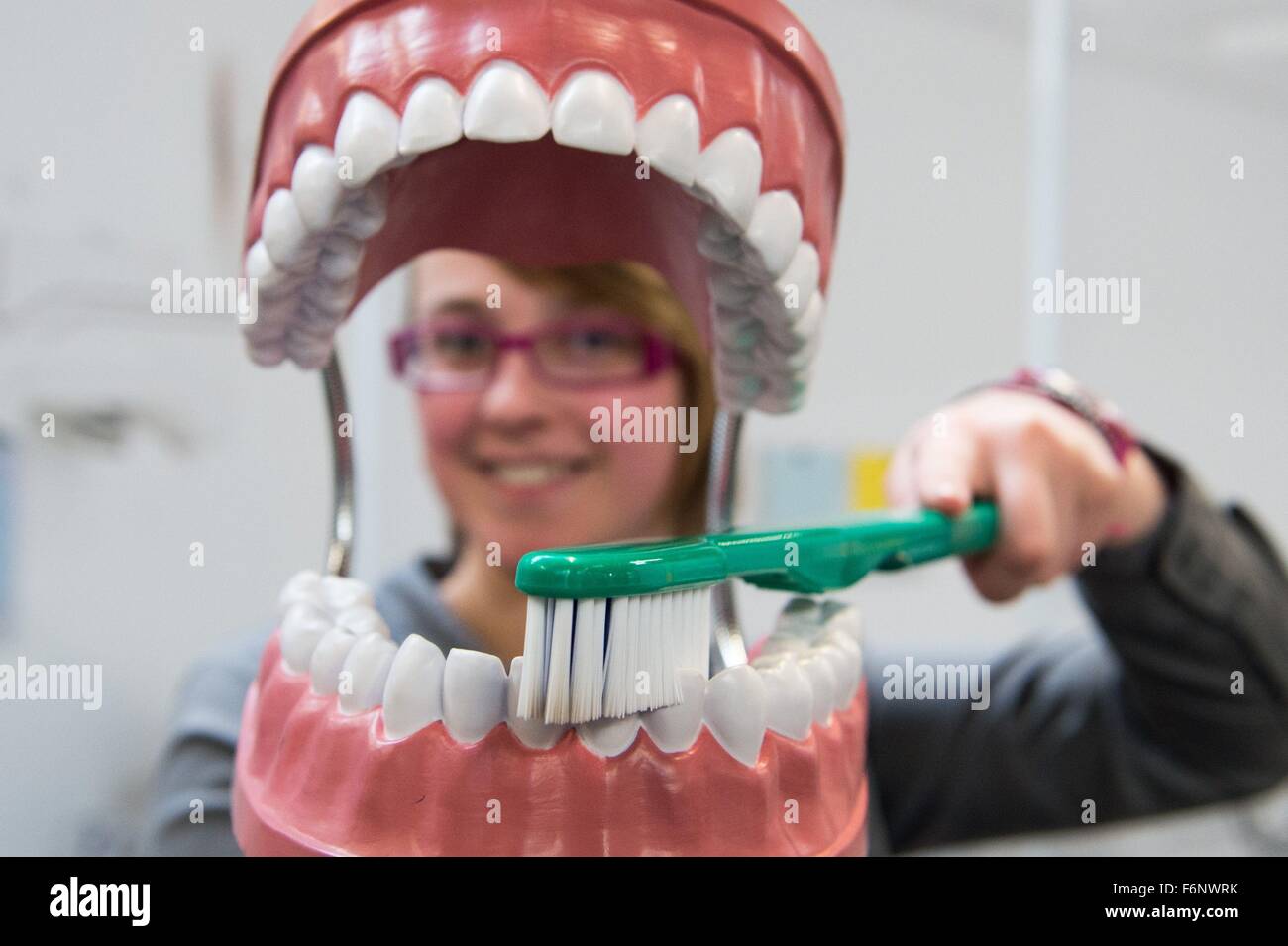 Врач который делает зубы. Зубы стоматолог. Профессиональная чистка зубов. Профессиональная гигиена полости рта. Чистка зубов в стоматологии.