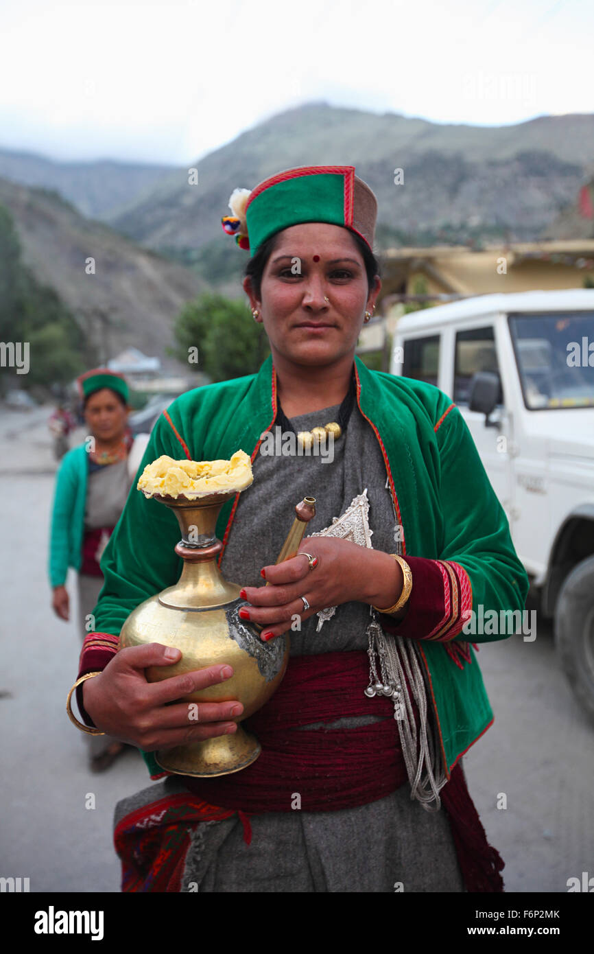 SPITI VALLEY - Kinnauri woman in traditional outfit carrying Puja Jar with Rice Beer - Lugaddi & Butter Spillow Village, Himacha Stock Photo