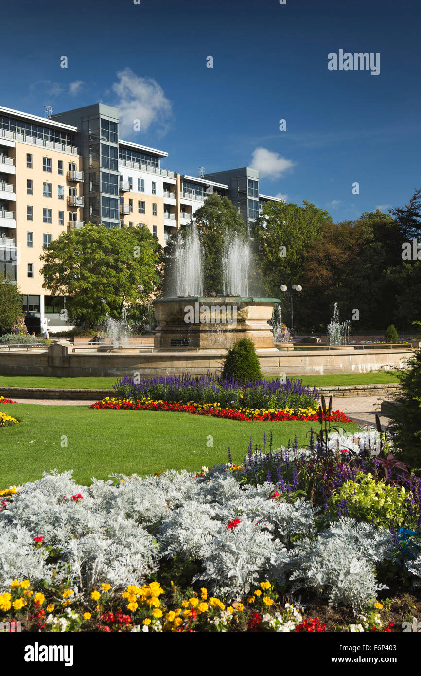 UK, England, Yorkshire, Hull, Carr Lane, Queens Gardens, floral