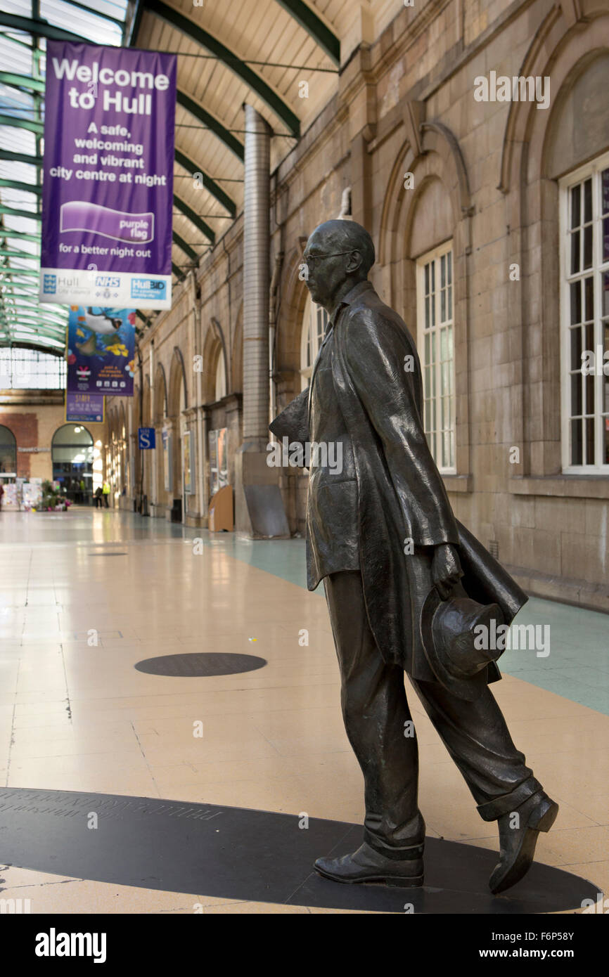 UK, England, Yorkshire, Hull, Paragon interchange, bronze statue of ...