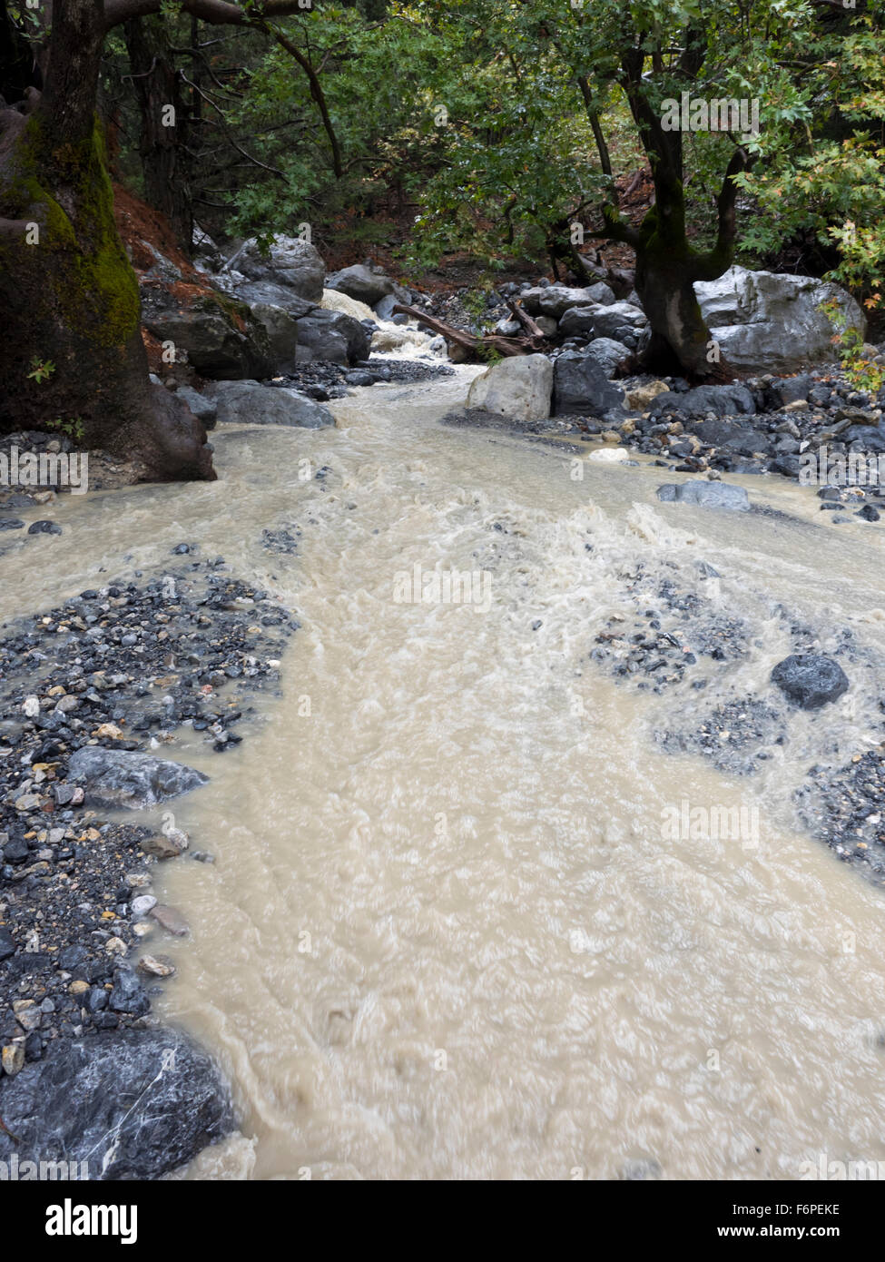 Fluss in der Samaria Schlucht nach dem Regen Stock Photo