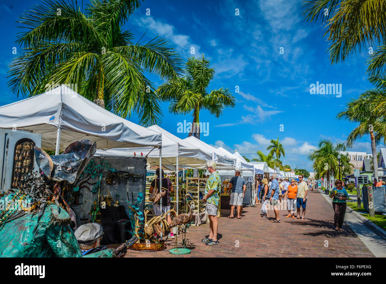 People strolling arts festival in sunny Florida, viewing artistic Sea life inspired art and decor, enjoying the lifestyle Stock Photo