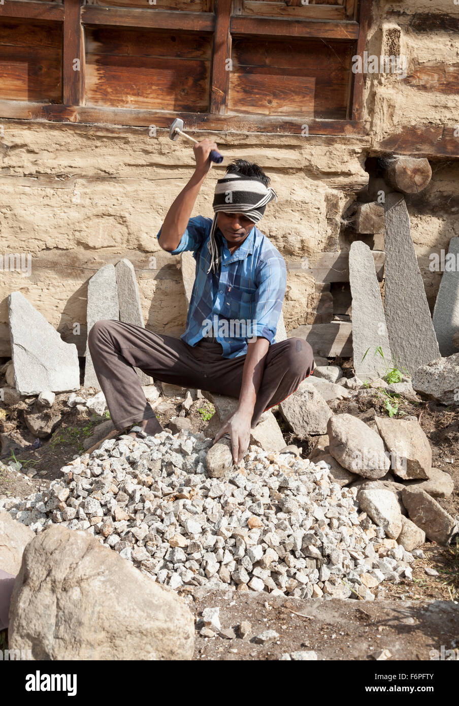 Stone breaking india hi-res stock photography and images - Alamy