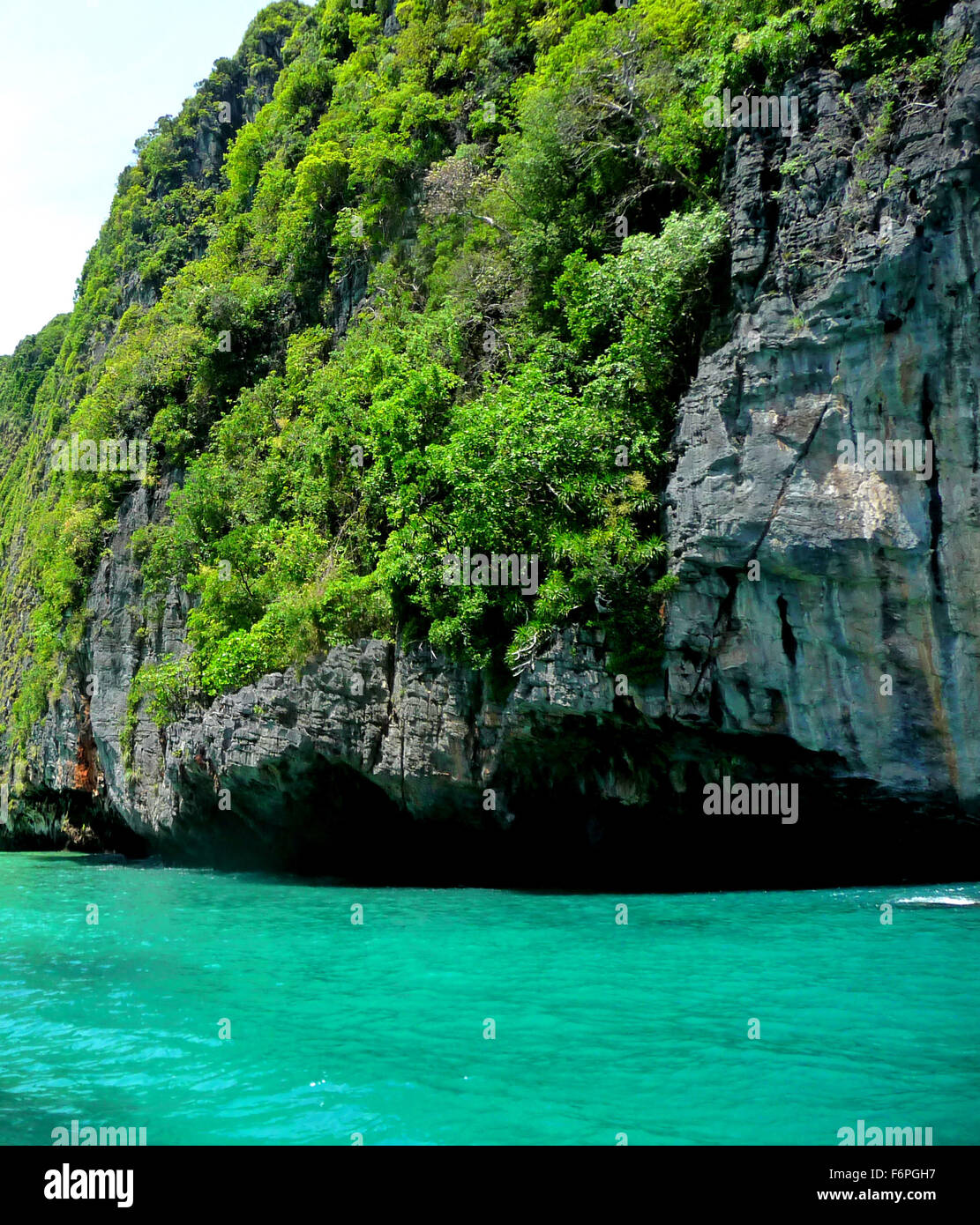 Speed boat tour from Phuket to Phi Phi island on the Andaman Sea