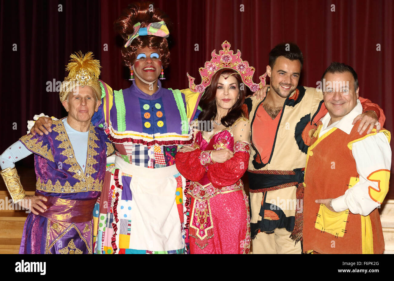 Milton Keynes Bucks UK 18th November 2015 Cast Of Milton Keynes Milton Keynes Bucks UK 18th November 2015 Cast Of Milton Keynes
