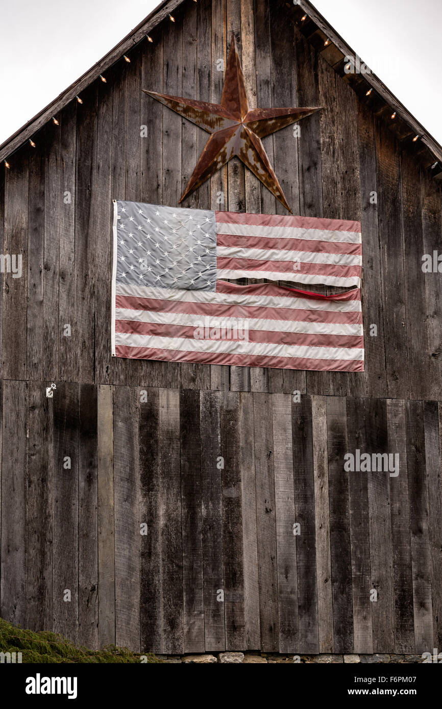 Old barn and American flag featuring the gallery of artist David Arms in Leipers Fork, Tennessee. Stock Photo