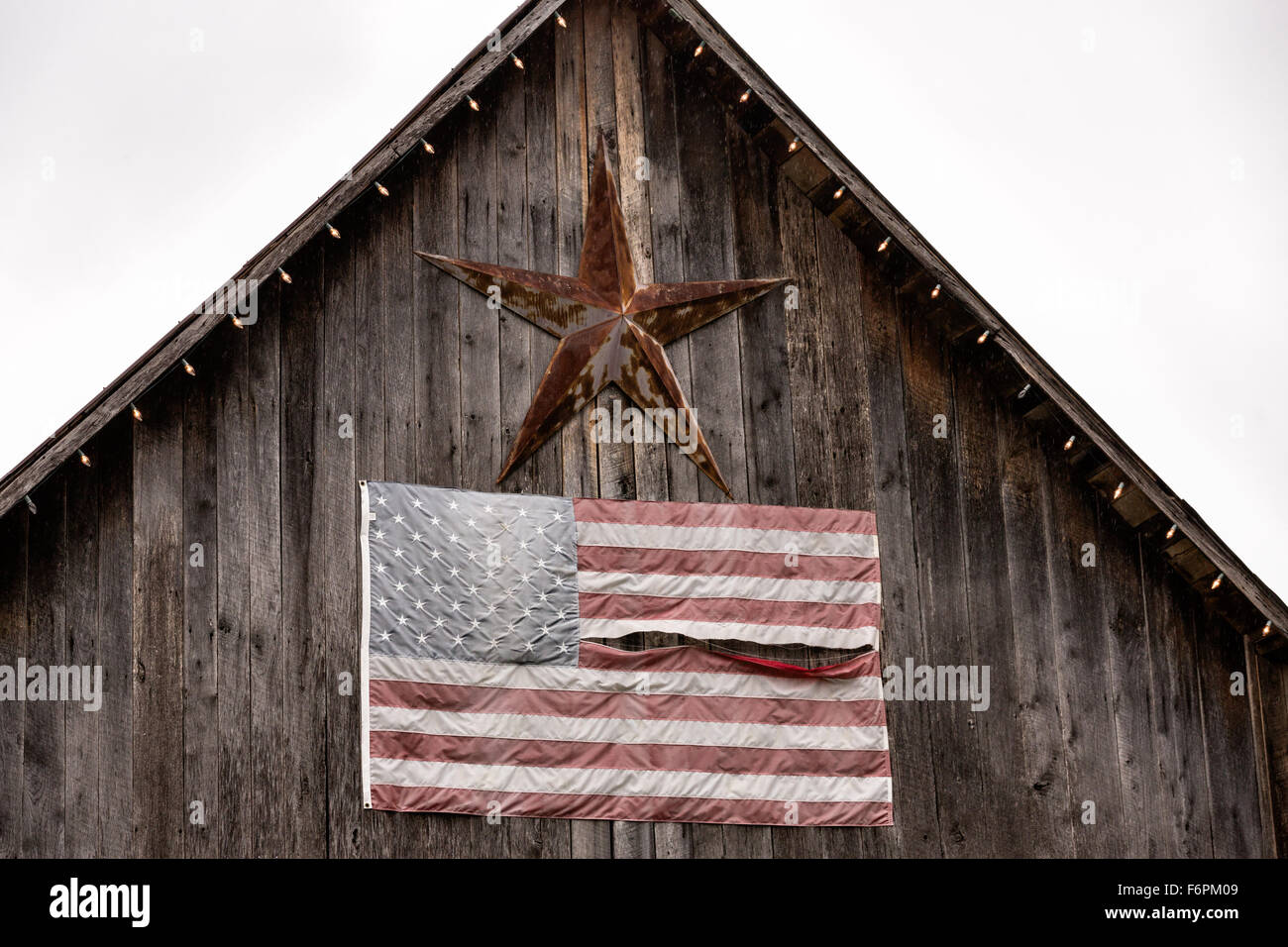 Old barn and American flag featuring the gallery of artist David Arms in Leipers Fork, Tennessee. Stock Photo