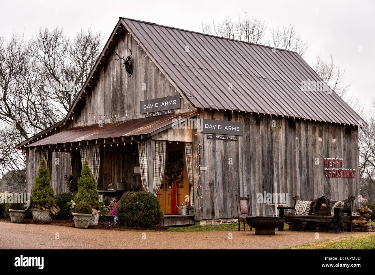 Old barn and gallery of artist David Arms in Leipers Fork, Tennessee. Stock Photo