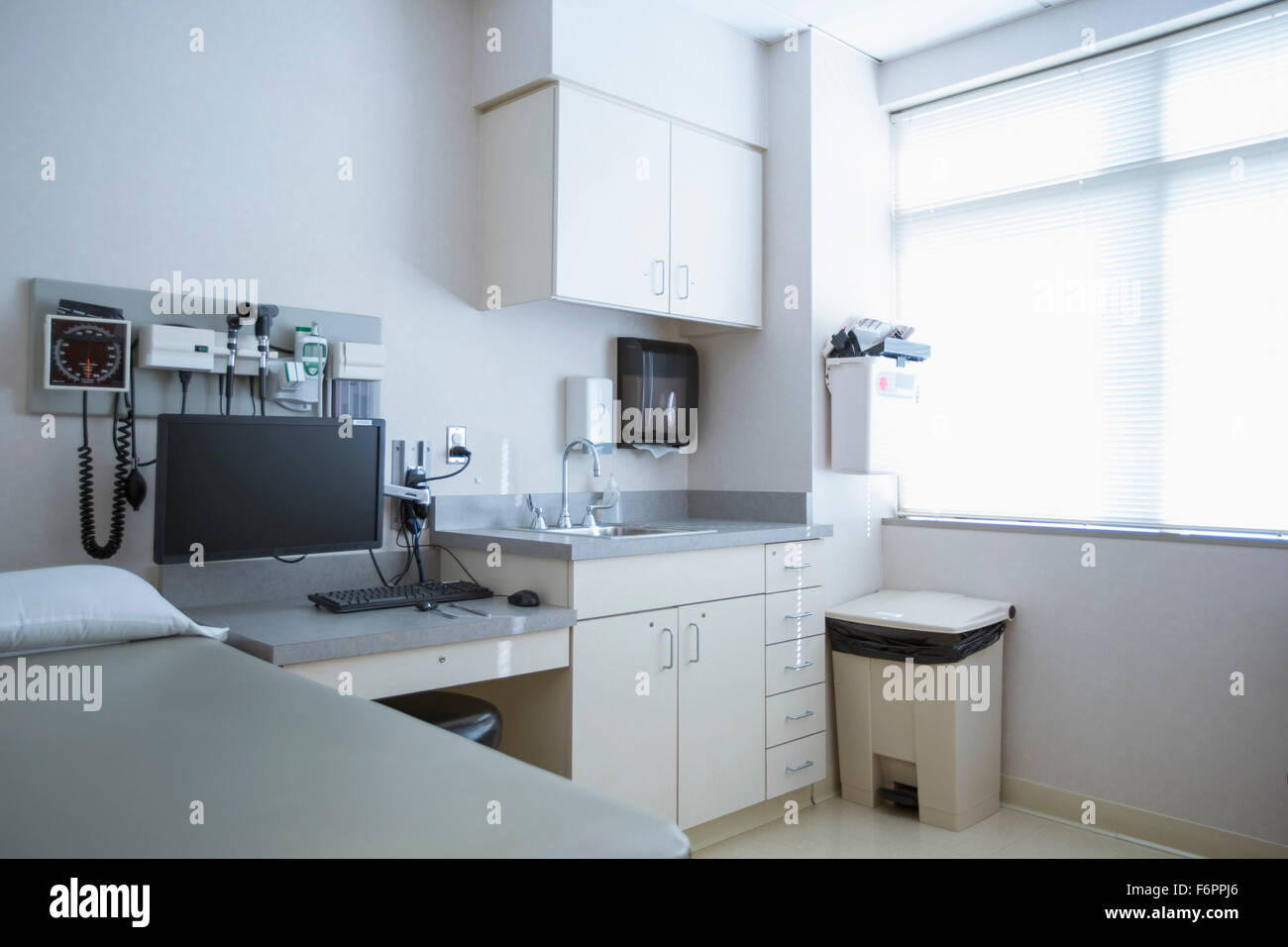 Hospital bed tv hires stock photography and images Alamy