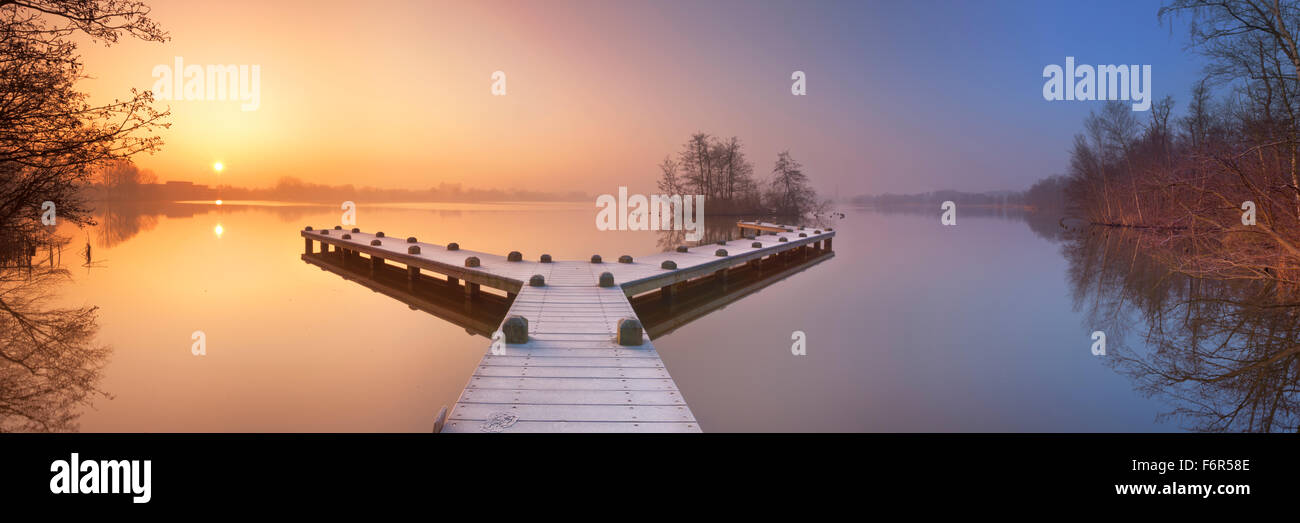 A frosty jetty on a beautiful foggy morning in winter. Photographed in the Amsterdamse Bos (Amsterdam Forest) at sunrise. Stock Photo