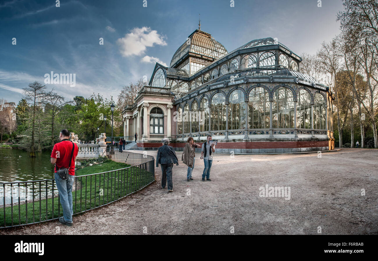 Spain, Comunidad de Madrid, Madrid, Buen Retiro Park, Palacio de Cristal with tourists Stock Photo