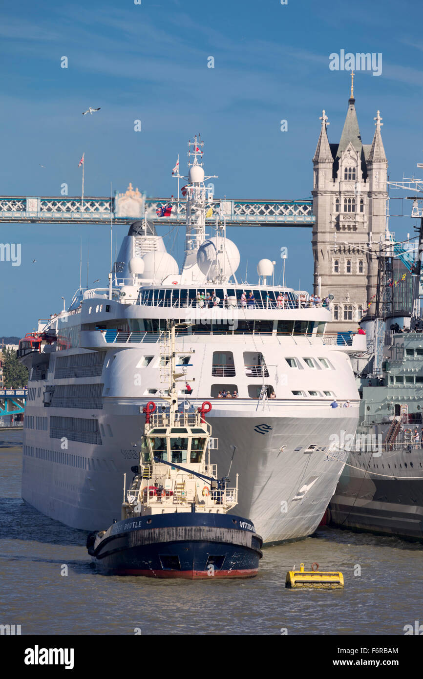 Cruise ship the 'Silver Cloud' at Tower Bridge, London Stock Photo