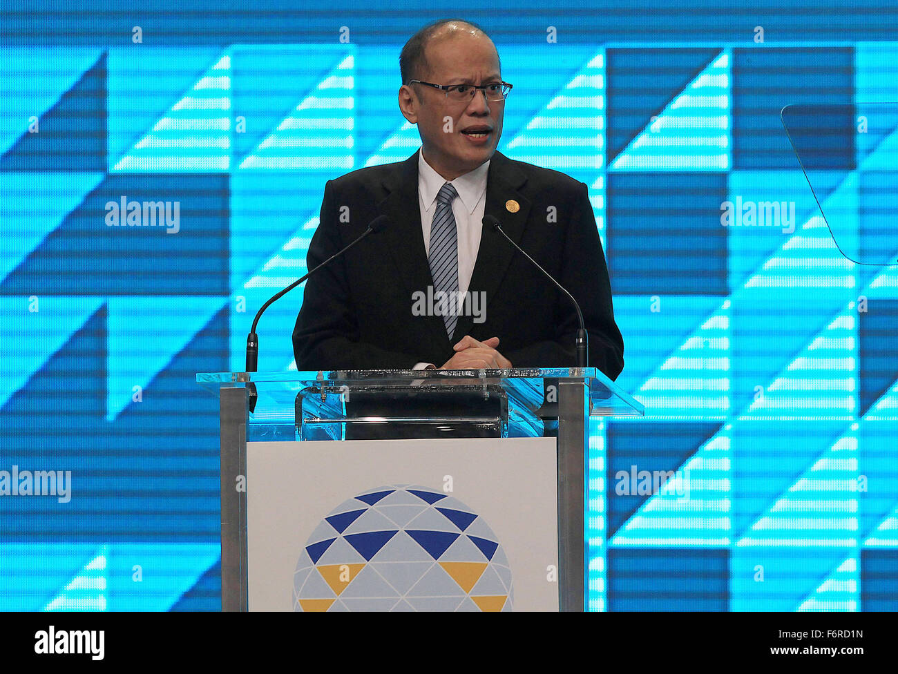 Manila, Philippines. 19th Nov, 2015. Philippine President Benigno Aquino III addresses the press conference at the close of the 23rd APEC Economic Leaders' Meeting in Manila, the Philippines, Nov. 19, 2015. Credit:  Umali/Xinhua/Alamy Live News Stock Photo