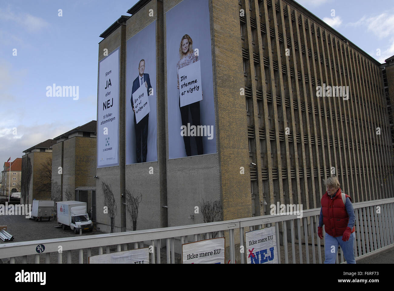 Copenhagen, Denmark. 19th November, 2015. Billboard with Danish prime minister Lars Lokke Rasmussen recommends vote  JA (yes) government and liberal party  and other red block Ms.Johanne Schmidt-Nielsen from Danish Enheslisten recommends vote  Nej (NO) for eu referendum on 3th December 2015 these are the only billboard with Yes and No politicians hanging on the government building at  Danish ministry for foreign affairs building. Credit:  Francis Dean/Alamy Live News Stock Photo