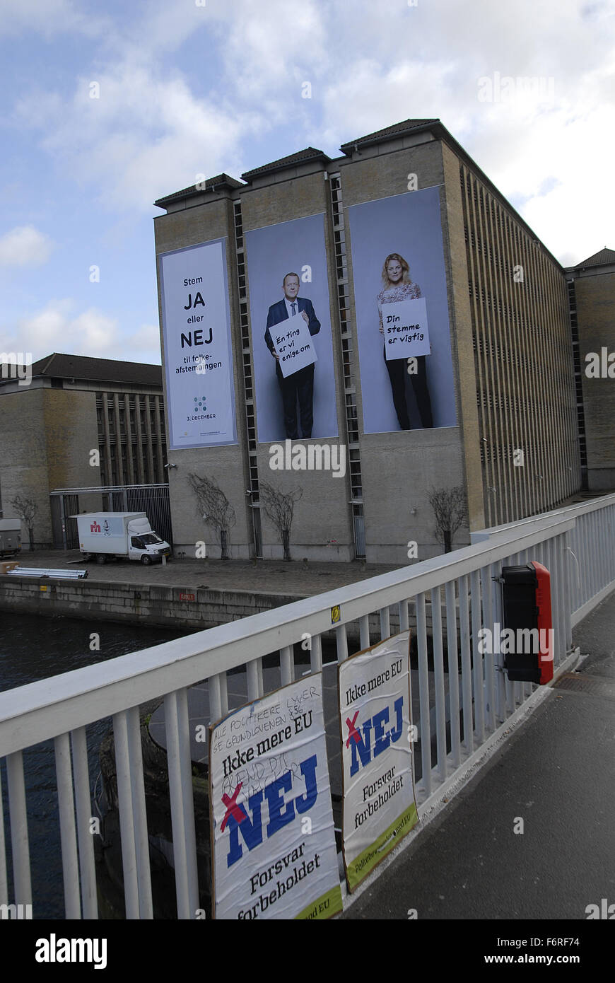 Copenhagen, Denmark. 19th November, 2015. Billboard with Danish prime minister Lars Lokke Rasmussen recommends vote  JA (yes) government and liberal party  and other red block Ms.Johanne Schmidt-Nielsen from Danish Enheslisten recommends vote  Nej (NO) for eu referendum on 3th December 2015 these are the only billboard with Yes and No politicians hanging on the government building at  Danish ministry for foreign affairs building. Credit:  Francis Dean/Alamy Live News Stock Photo