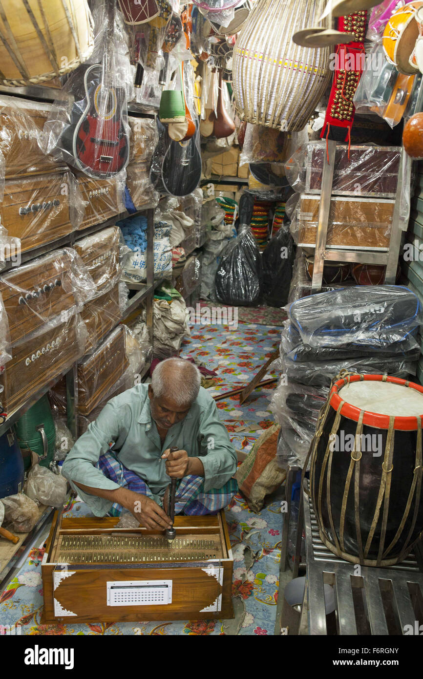 Dhaka, Bangladesh. 15th Nov, 2015. DHAKA, BANGLADESH 15th November: An old man making instrument of percussion.in inside stall Old Dhaka on November 15, 2015.Old Dhaka is a term used to refer to the historic old city of Dhaka, the capital of modern Bangladesh. It was founded in 1608 as Jahangir Nagar, the capital of Mughal Bengal. © Zakir Hossain Chowdhury/ZUMA Wire/Alamy Live News Stock Photo